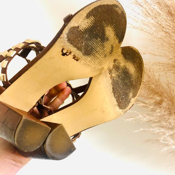 BCBG Brown Leather Gold Metal Studded T- Strap Strappy Sandals Chunky Heel 9 - Picture 3 of 13